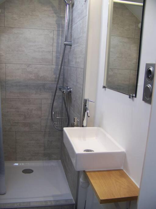 Rennes: Studio 4 Couchages, Proche Commerces, Bus. Exterior foto